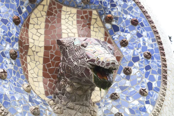 Mosaic snake by Gaudi in Park Guell, Barcelona, Spain — Stock Photo, Image