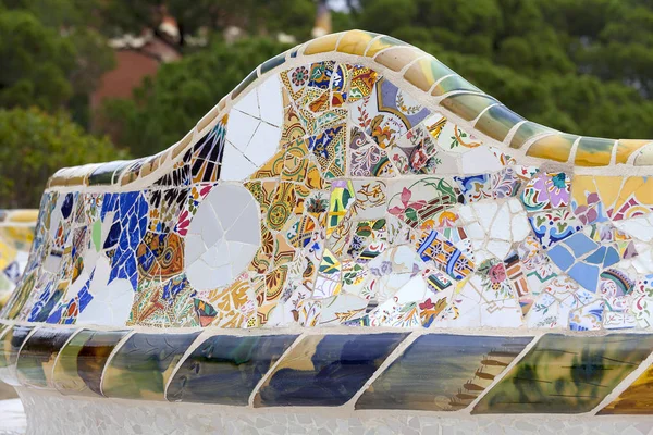 Park Guell Gaudi çok renkli mozaik tezgah; Barcelona; İspanya