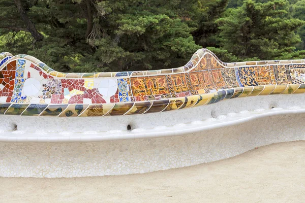 Park Guell Gaudi çok renkli mozaik tezgah; Barcelona; İspanya
