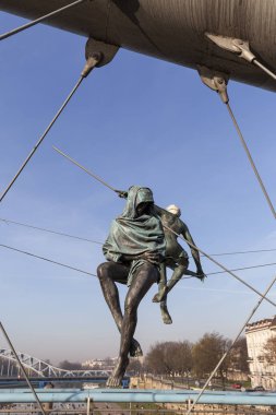 Halatlar üzerinde yaya köprüsü Bernatka, Krakow, Polonya Tarih Dengeleme demir rakamlar asılı