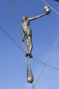 Halatlar üzerinde yaya köprüsü Bernatka, Krakow, Polonya Tarih Dengeleme demir rakamlar asılı