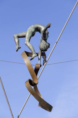 Halatlar üzerinde yaya köprüsü Bernatka, Krakow, Polonya Tarih Dengeleme demir rakamlar asılı