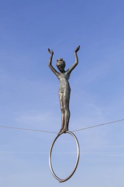 Halatlar üzerinde yaya köprüsü Bernatka, Krakow, Polonya Tarih Dengeleme demir rakamlar asılı