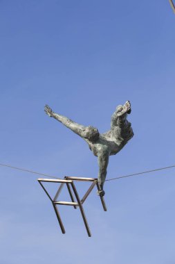 Halatlar üzerinde yaya köprüsü Bernatka, Krakow, Polonya Tarih Dengeleme demir rakamlar asılı