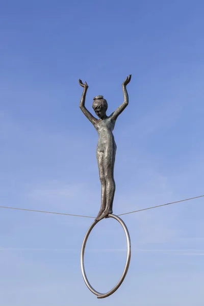 Figures de fer suspendues équilibrant sur des cordes sur passerelle Bernatka, Cracovie, Pologne — Photo