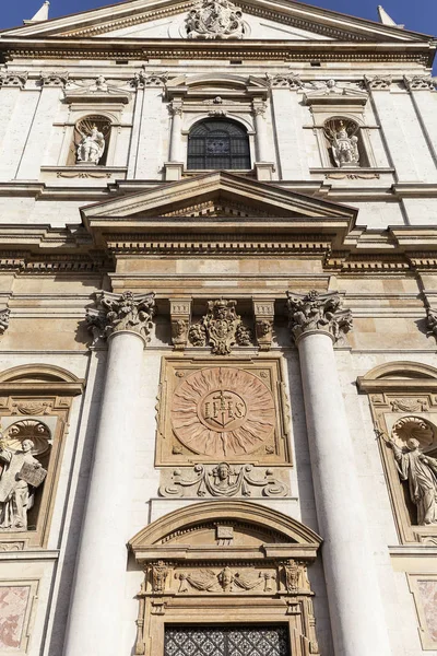 圣徒彼得和保罗教堂的门面，克拉科夫，波兰详细信息. — 图库照片