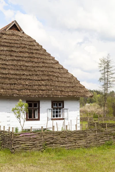 Old traditional wooden polish cottage in open-air museum, Kolbuszowa, Poland — Stock Photo, Image