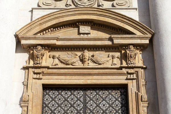 Église Saint-Pierre-et-Paul, détails de la façade, Cracovie, Pologne . — Photo