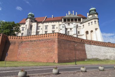 Wawel Royal Castle ile savunma duvarı, Krakow, Polonya.