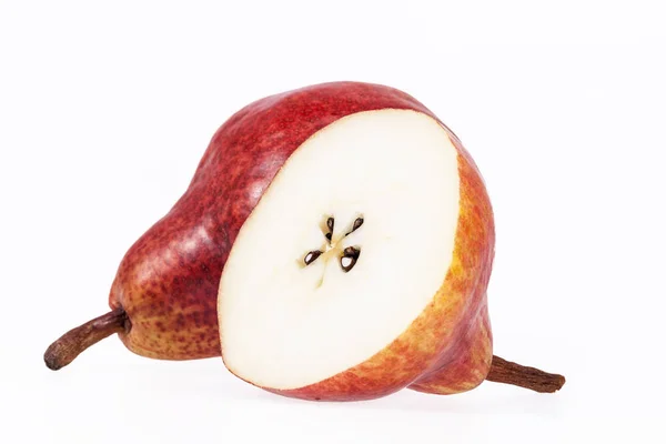 Δύο και μισό φρούτα κόκκινο αχλάδι που απομονώνονται σε λευκό φόντο — Φωτογραφία Αρχείου