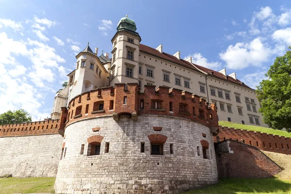 Castelul Regal Wawel cu perete defensiv, Cracovia, Polonia . — Fotografie, imagine de stoc