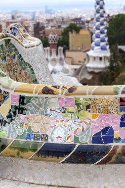 Park Guell Gaudi çok renkli mozaik tezgah; Barcelona; İspanya