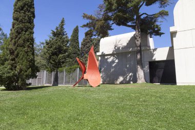 Alexander Calder tarafından 4 kanatları Joan Miro Vakfı, Barselona, İspanya, girmeden önce heykel