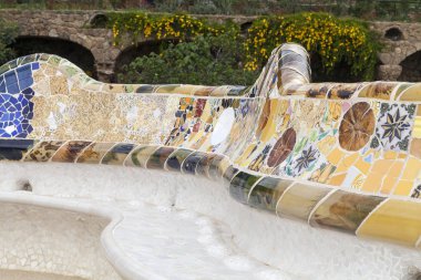 Park Guell Gaudi çok renkli mozaik tezgah; Barcelona; İspanya
