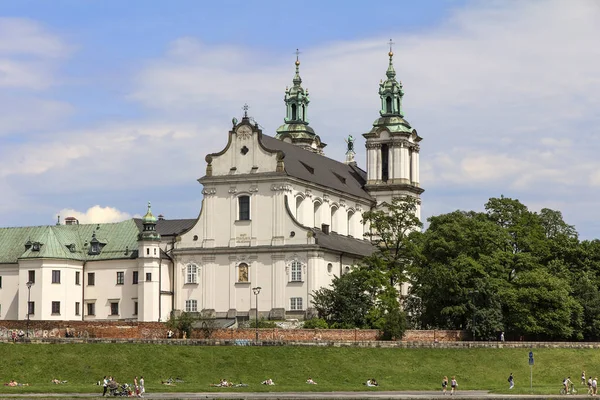 Kostel na úpatí hory Skalka a Visly bulváry, ve starém městě v Krakow, Polsko — Stock fotografie