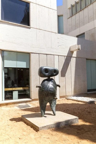 Sculpture de Miro avant d'entrer à la Fondation Joan Miro, Barcelone — Photo