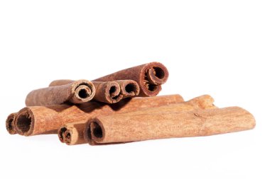 Beyaz arka plan üzerinde izole tarçın yakın çekim