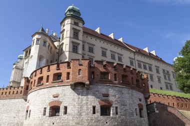 Wawel Royal Castle ile savunma duvarı, Krakow, Polonya