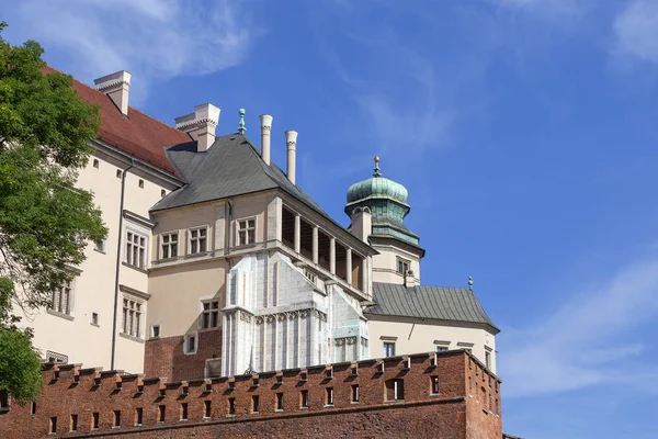 Castelul Regal Wawel cu perete defensiv, Cracovia, Polonia . — Fotografie, imagine de stoc