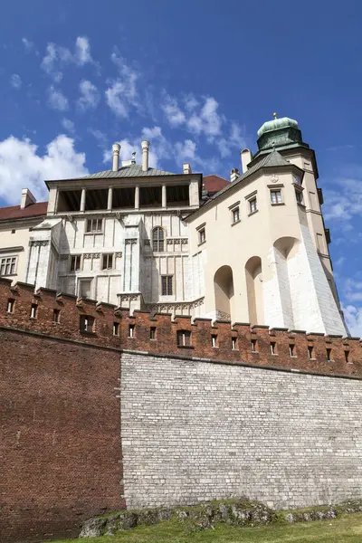 Wawel Royal Castle ile savunma duvarı, Krakow, Polonya. — Stok fotoğraf