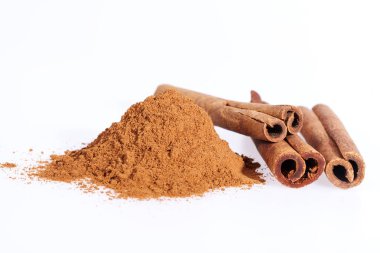 Tarçın ve toz beyaz zemin üzerine izole kapatmak