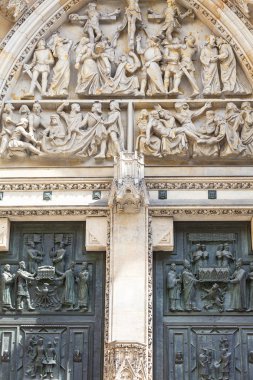 14. yüzyılda St. Vitus Katedrali, cephe, kabartma, Gotik portal, Prague, Çek Cumhuriyeti