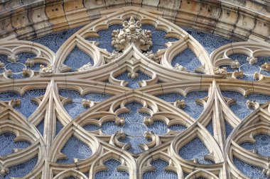 14. yüzyılda St. Vitus Katedrali, gül pencere, cephe, Prague, Çek Cumhuriyeti.