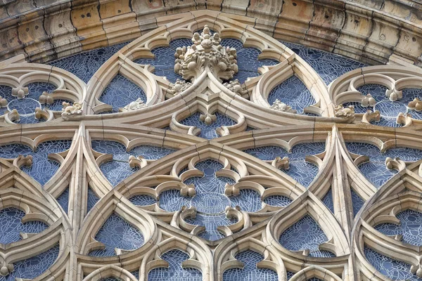 Catedral de San Vito del siglo XIV, rosetón, fachada, Praga, República Checa . — Foto de Stock