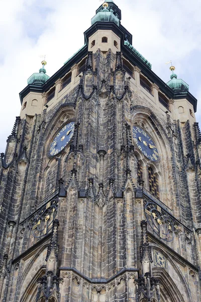 14. yüzyılda St. Vitus Katedrali, cephe, kule ile masa saati, Prague, Çek Cumhuriyeti — Stok fotoğraf