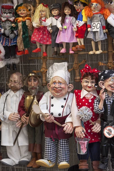 Traditional colorful puppets made of wood in shop, Prague , Czech Republic — Stock Photo, Image