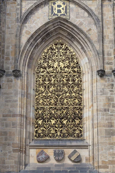 14 세기 성 비투스 대성당, 외관, 황금 장식, 프라하, 체코 공화국 창 — 스톡 사진