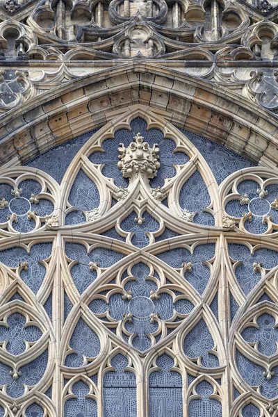 Catedral de San Vito del siglo XIV, fachada, ventana con vidrieras, Praga, República Checa — Foto de Stock