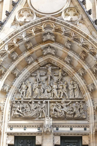 14. században Szent Vitus-székesegyház, homlokzat, a megkönnyebbülés, a gótikus portál, Prága, Cseh Köztársaság. — Stock Fotó