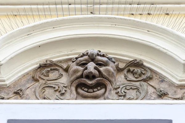 Relieve en la fachada del edificio viejo, adorno mascaron, Praga, República Checa —  Fotos de Stock