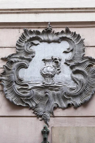 Relief an der Fassade des Altbaus, dekorative Vase, Prag, Tschechische Republik — Stockfoto