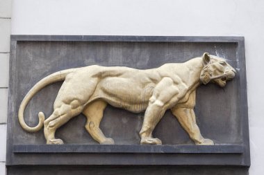 Kabartma cephesinde eski bina, dişi aslan Prag, Çek Cumhuriyeti