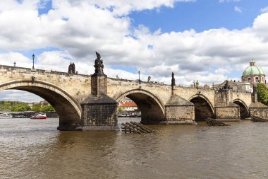 Charles Köprüsü Vltava Nehri güneşli gün, Prague, Çek Cumhuriyeti