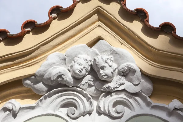 Alívio na fachada do edifício velho, dois cupidos, Praga, República Checa . — Fotografia de Stock