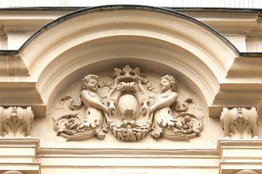 Kabartma cephesinde eski bina, melekler ve çiçek motifi, Prague, Çek Cumhuriyeti