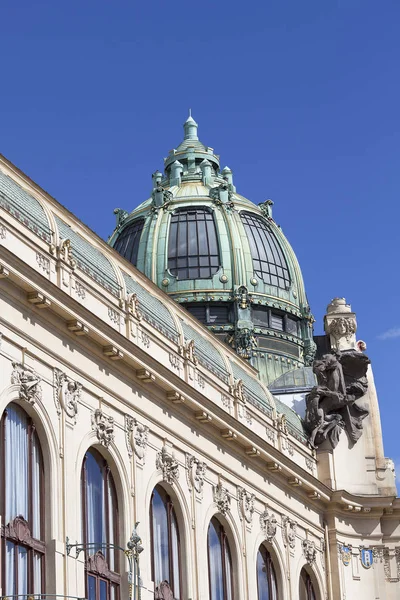 Miejski Dom Reprezentacyjny, rzeźba, fasada, Praga, Republika Czeska. — Zdjęcie stockowe