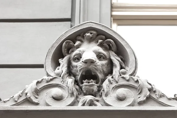 Relief on facade of old building, stone lion, Prague, Czech Republic. — Stock Photo, Image