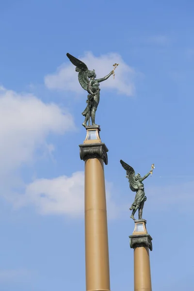 Art Nouveau stílusban szobrok, a pillérek, Svatopluk Cech-híd, Prága, Cseh Köztársaság — Stock Fotó