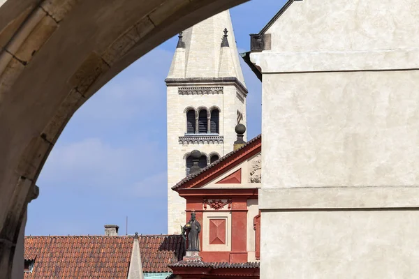 聖ジョージ大聖堂塔、フラドチャニ、プラハ、チェコ共和国. — ストック写真