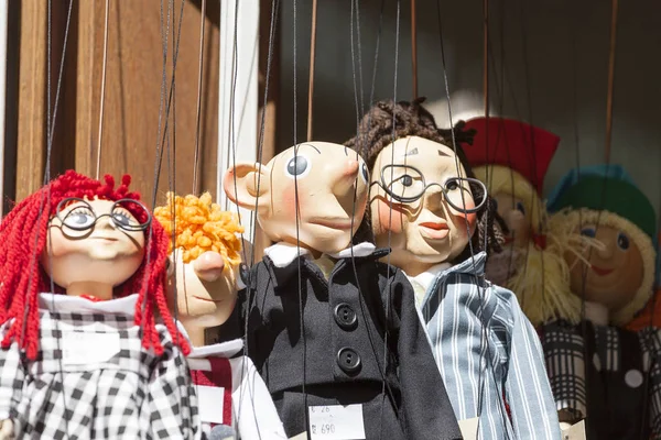 Traditional colorful puppets made of wood in shop, Prague , Czech Republic — Stock Photo, Image