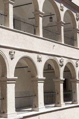 14. yüzyılda kale Pieskowa Skala, Krakow, Polonya yakınındaki arcade avlu savunma