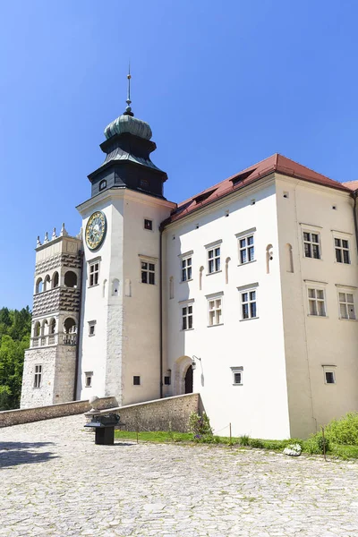 Defensa del siglo XIV Castillo Pieskowa Skala, entrada fortificada, cerca de Cracovia, Polonia — Foto de Stock