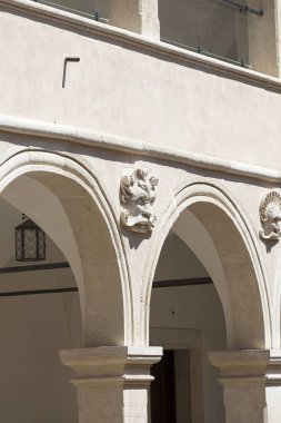 14. yüzyılda kale Pieskowa Skala, avlu, Krakow, Polonya yakınındaki mascaron savunma.