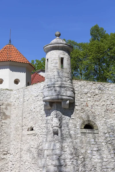 Defensa del siglo XIV Castillo Pieskowa Skala, muro defensivo, cerca de Cracovia, Polonia —  Fotos de Stock