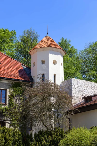 Defensa del siglo XIV Castillo Pieskowa Skala, edificio anexo del castillo, cerca de Cracovia, Polonia —  Fotos de Stock