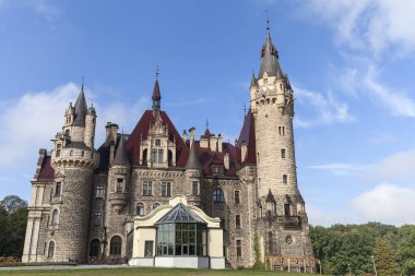 17. yüzyıl Moszna kale içinde güneşli gün, Sonbahar, Yukarı Silezya, Polonya